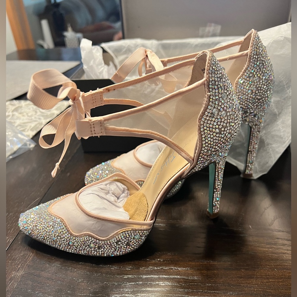 NEW Betsey Johnson Pumps - Picture 3 of 16